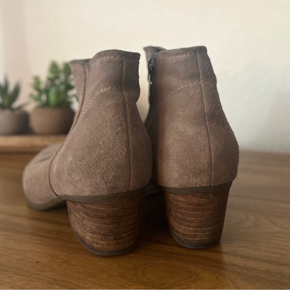 Blondo
Taupe
Size 8.5
Water Resistant
Suede
Ankle Boots
1.5” Heel - Picture 7 of 16